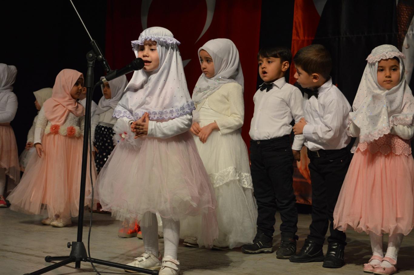 4-6 yaş Kur’an kursu çocuklarının Mevlid etkinliği göz doldurdu